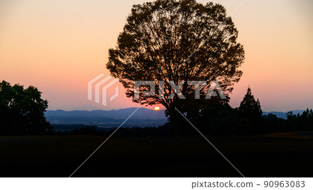 Beautiful sunset scenery "Sunset scenery seen from the tourist attraction Kikuchi Castle Park" Beautiful sunset scenery "Sunset scenery seen from the tourist attraction Kikuchi Castle Park" 90963083