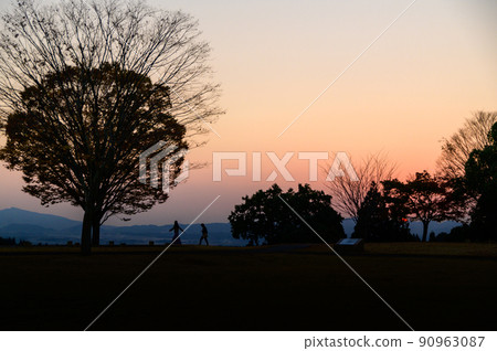 Beautiful sunset scenery "Sunset scenery seen from the tourist attraction Kikuchi Castle Park" 90963087