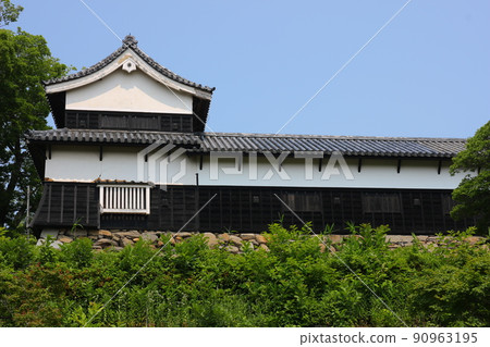 綠樹環繞的福岡城遺址。石牆和柵欄等歷史建築。福岡城位於舞鶴公園和大濠公園內。福岡, 福岡, 日本 綠樹環繞的福岡城遺址。石牆和柵欄等歷史建築。福岡城位於舞鶴公園和大濠公園內。福岡, 福岡, 日本 90963195