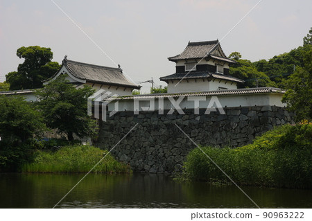 綠樹環繞的福岡城遺址。石牆和柵欄等歷史建築。福岡城位於舞鶴公園和大濠公園內。福岡, 福岡, 日本 90963222