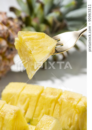 用叉子吃切好的菠蘿 90963811