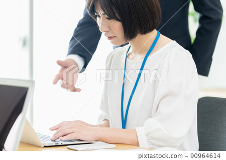 辦公室工作人員微笑著接受指示 90964614