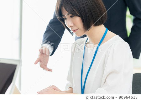 辦公室工作人員微笑著接受指示 辦公室工作人員微笑著接受指示 90964615