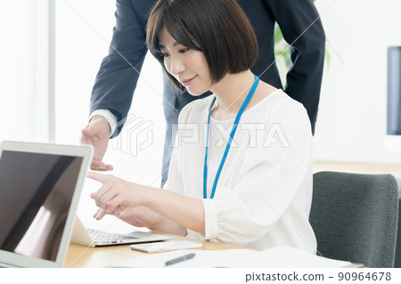 辦公室工作人員微笑著接受指示 辦公室工作人員微笑著接受指示 90964678