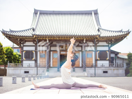 在寺廟做瑜伽的女人 在寺廟做瑜伽的女人 90965011