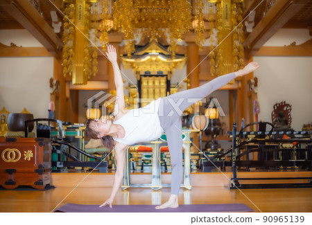 在寺廟做瑜伽的女人 在寺廟做瑜伽的女人 90965139