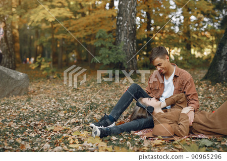 Beautiful couple spend time in a autumn park Beautiful couple spend time in a autumn park 90965296