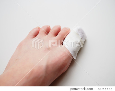紗布,包紮婦女的腳趾。拇指受傷 紗布,包紮婦女的腳趾。拇指受傷 90965572