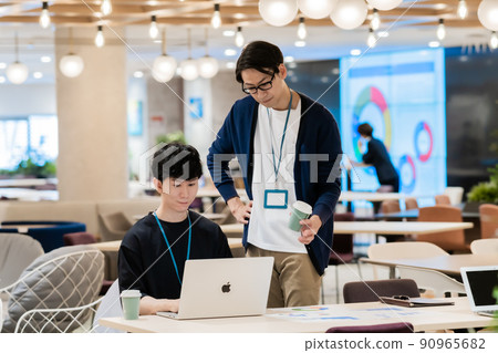 與新人一起教書的老闆，新人在辦公室休閒工作 90965682