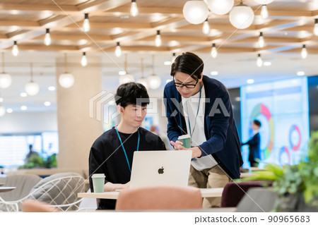 與新人一起教書的老闆，新人在辦公室休閒工作 90965683