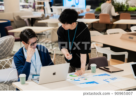 在創意辦公室工作並接受年輕老闆指導的年輕員工 在創意辦公室工作並接受年輕老闆指導的年輕員工 90965807