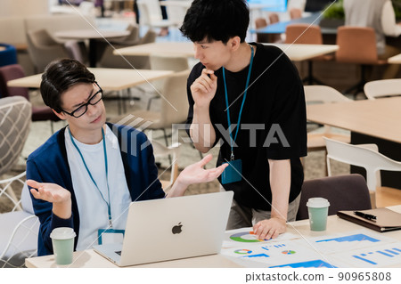在創意辦公室工作並接受年輕老闆指導的年輕員工 在創意辦公室工作並接受年輕老闆指導的年輕員工 90965808