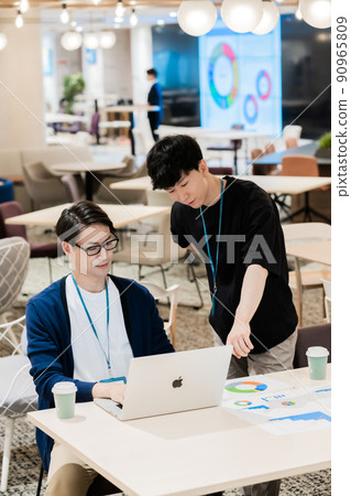 在創意辦公室工作並接受年輕老闆指導的年輕員工 在創意辦公室工作並接受年輕老闆指導的年輕員工 90965809