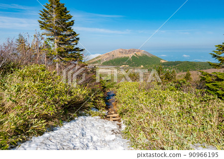 Azuma Kofuji seen from Mt. Azuma, remaining snow 90966195