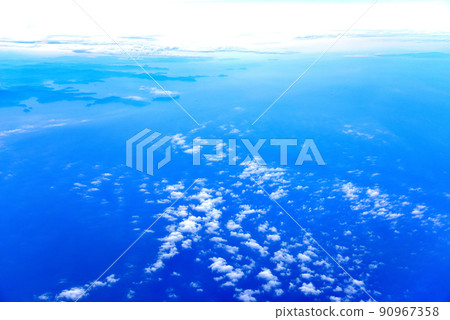 從飛機上俯瞰的雲海 從飛機上俯瞰的雲海 90967358