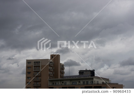 Cloudy summer sky and condominium landscape in a residential area 90968433