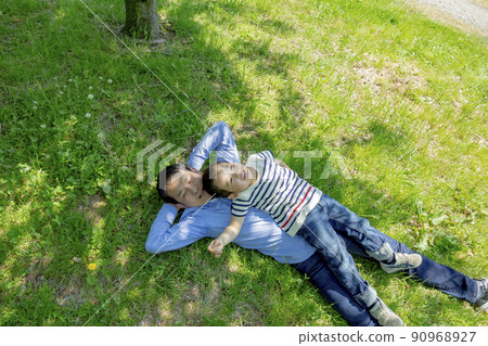 父子在公園的樹蔭下放鬆 90968927