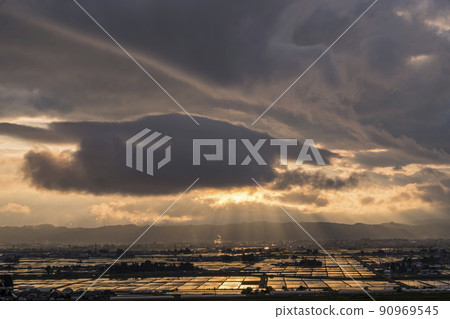 雲彩和光芒在落日照耀 90969545