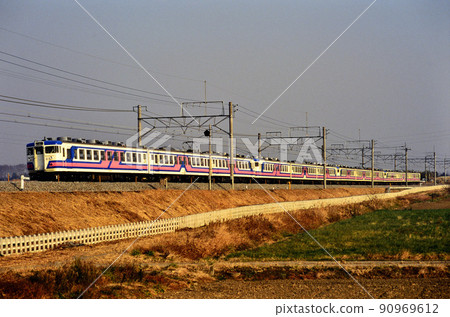 1998年 12輛169系蒙特利色車廂在高崎線行駛 90969612