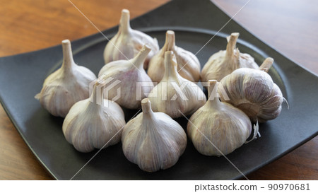 Garlic (garlic, garlic, garlic) placed on a black plate 90970681