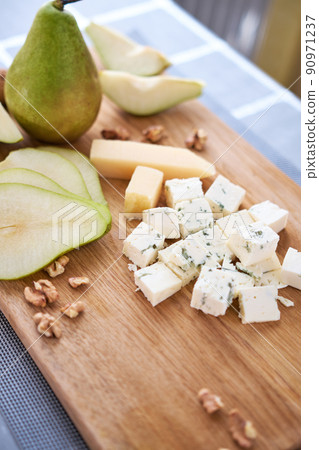 Sliced Blue cheese, pears and walnuts on wooden board 90971237