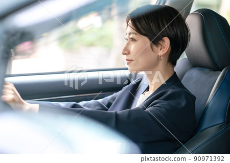 Middle lady driving a car 90971392