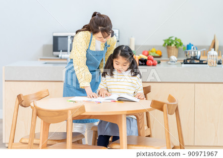 Elementary school girl studying 90971967