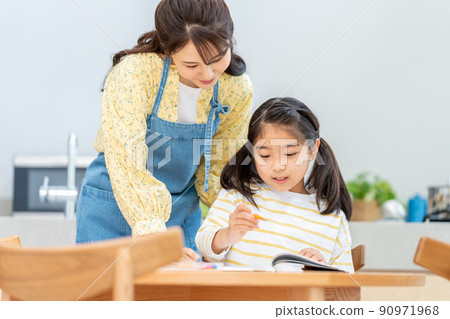 Elementary school girl studying 90971968