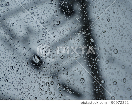 窗戶上電線桿背景上的水滴 90972231