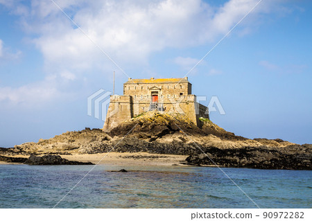 Fortified castel, Fort du Petit Be, beach and sea, Saint-Malo city, Brittany, France 90972282