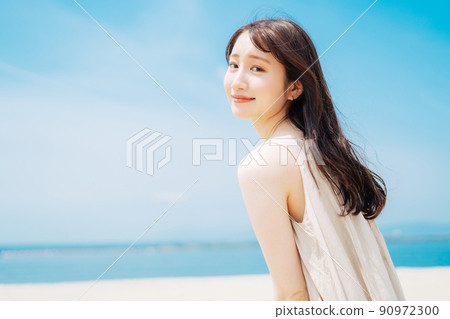 以大海和藍天為背景的女人 以大海和藍天為背景的女人 90972300