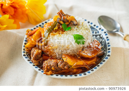 Lomo saltado with rice cake 90973926