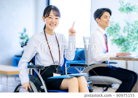 坐在輪椅上的年輕女子 90975155