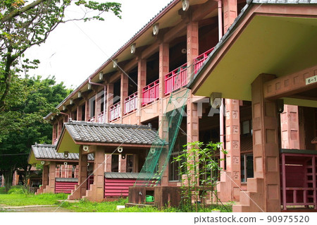 Kasahara Elementary School reddish brown two-story building [Miyashiro Town, Saitama Prefecture] 90975520