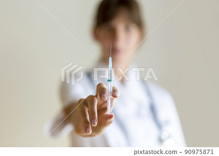 Nurse holding an injection needle 90975871