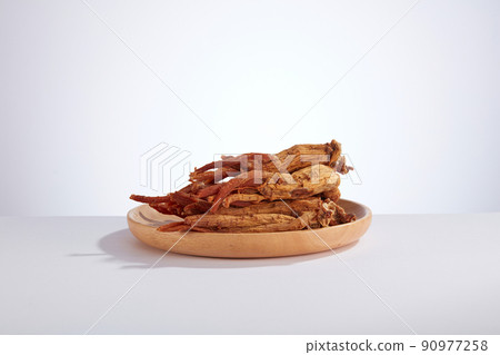 A front view of ginseng decorated in wooden dish in white background A front view of ginseng decorated in wooden dish in white background 90977258
