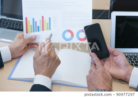 改善邊看資料邊開會的商人的手 90977297