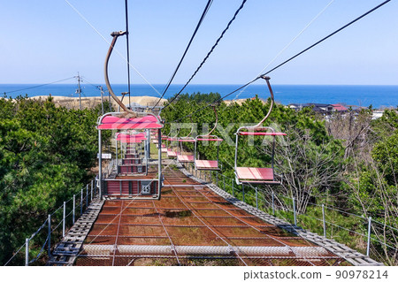 Tottori Sand Dune Sightseeing Lift overlooking the Sand Dunes 90978214