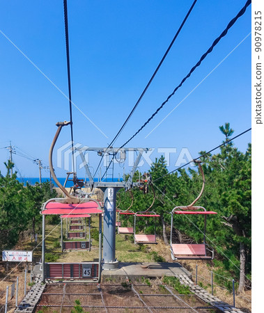 Tottori Sand Dune Sightseeing Lift overlooking the Sand Dunes 90978215