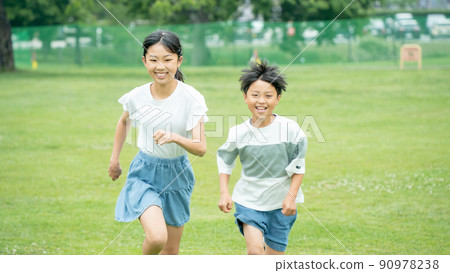 亞洲兒童在自然豐富的公園裡奔跑 90978238