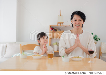 爸爸和女兒一起吃米飯 90978569