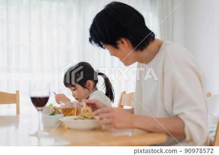 Daddy eating rice with his daughter 90978572