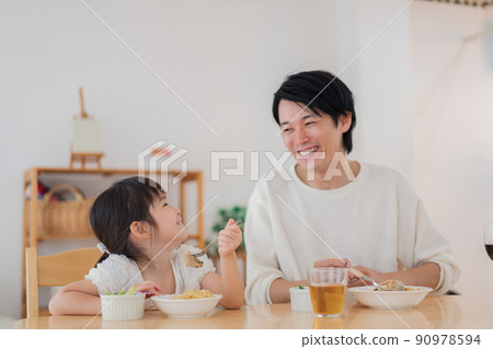 爸爸和女兒一起吃米飯 90978594