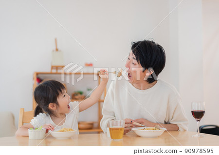 爸爸和女兒一起吃米飯 90978595