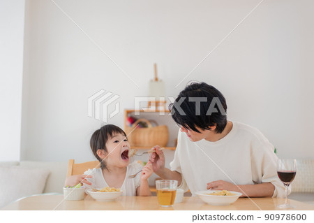 爸爸和女兒一起吃米飯 爸爸和女兒一起吃米飯 90978600