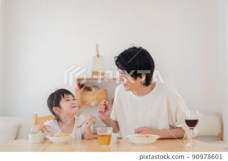 爸爸和女兒一起吃米飯 爸爸和女兒一起吃米飯 90978601