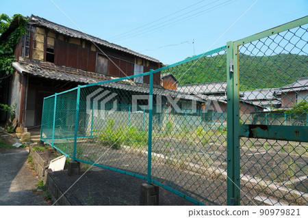 笠岡群島 大浦地區的空地和廢棄房屋，石島和北島最大的定居點 1 岡山縣笠岡市 90979821