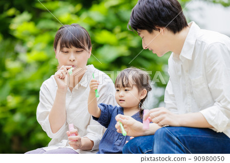Parent-child park soap bubbles play 90980050