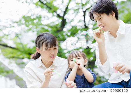 Parent-child park soap bubbles play 90980160