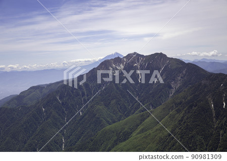 [Yamanashi Prefecture, June] Superb view of the Southern Alps, Mt. Hoo and Mt. Fuji, near the 8th station of Mt. Kaikoma (Kuroto Ridge) 90981309